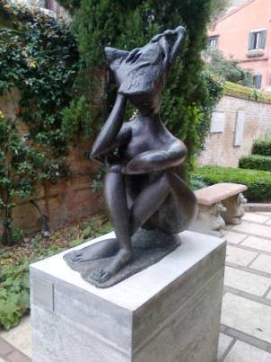 Pericle Fazzini - Grande donna seduta (nel cortile del Guggenheim di Venezia)