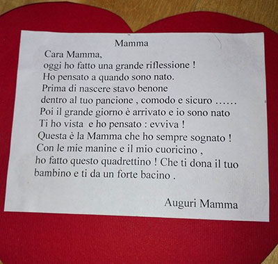 Mari ha ricevuto un lavoretto fatto al 100% dalla maestra e questa “bella” poesia su come si stava bene nella pancia della mamma